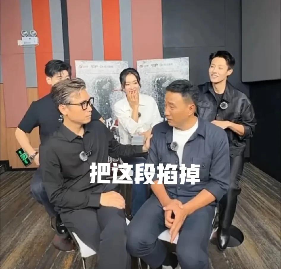 胡军在剧宣直播时，一不小心说了脏话，立刻慌乱捂嘴让工作人员把这一段掐点，李乃文在