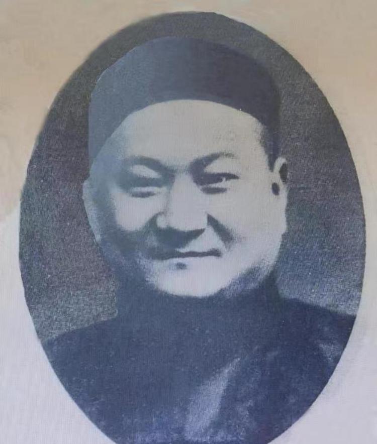 1949年5月的上海，硝烟刚散，街头却炸开个大新闻。黄金荣扫街的照片贴满电线