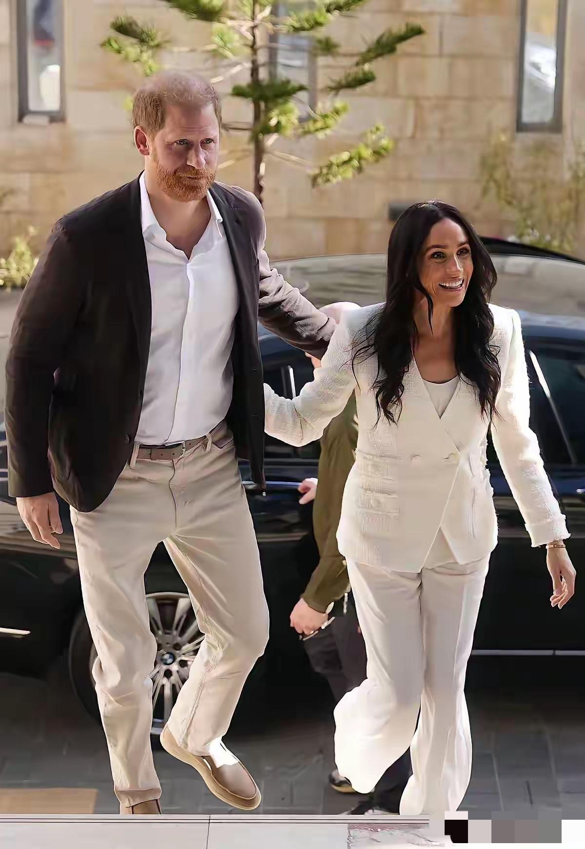 哈里梅根@约旦Day1[吐舌头眯眼睛笑]应世卫组织邀请，梅根又可以扮演大善人了，这次来