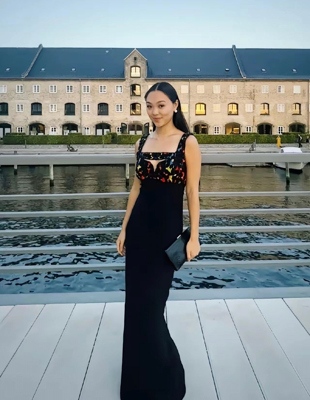 李连杰大女儿一看就是在国外长大的小孩子，也是能看到李连杰和利智的影子，没有很明显的ABC长相​