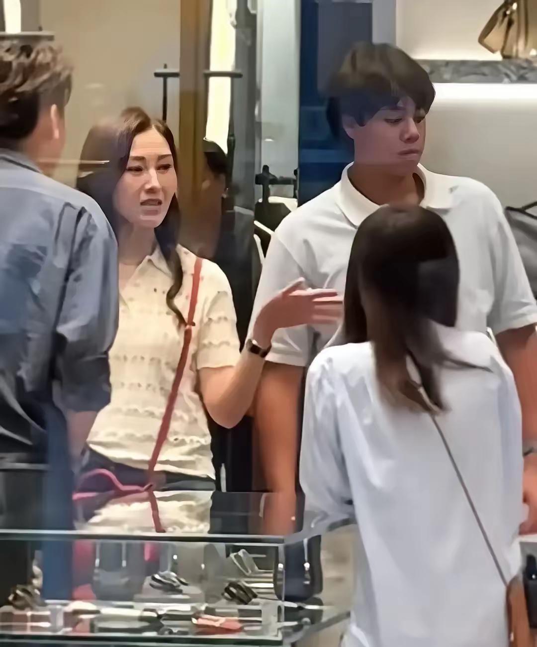 近日，李嘉欣与儿子在香港逛街被偶遇，许建彤返港陪妈妈逛商场。李嘉欣的儿子，1
