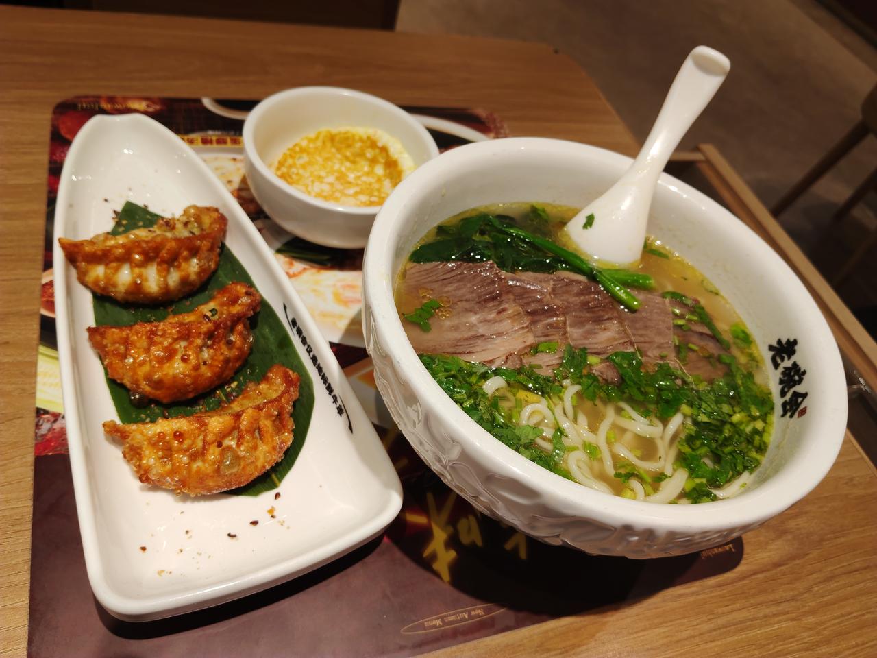 我对陕西的面食还是情有独钟。晚上跑步归来，有些疲倦，不想做饭。路过老碗会，又