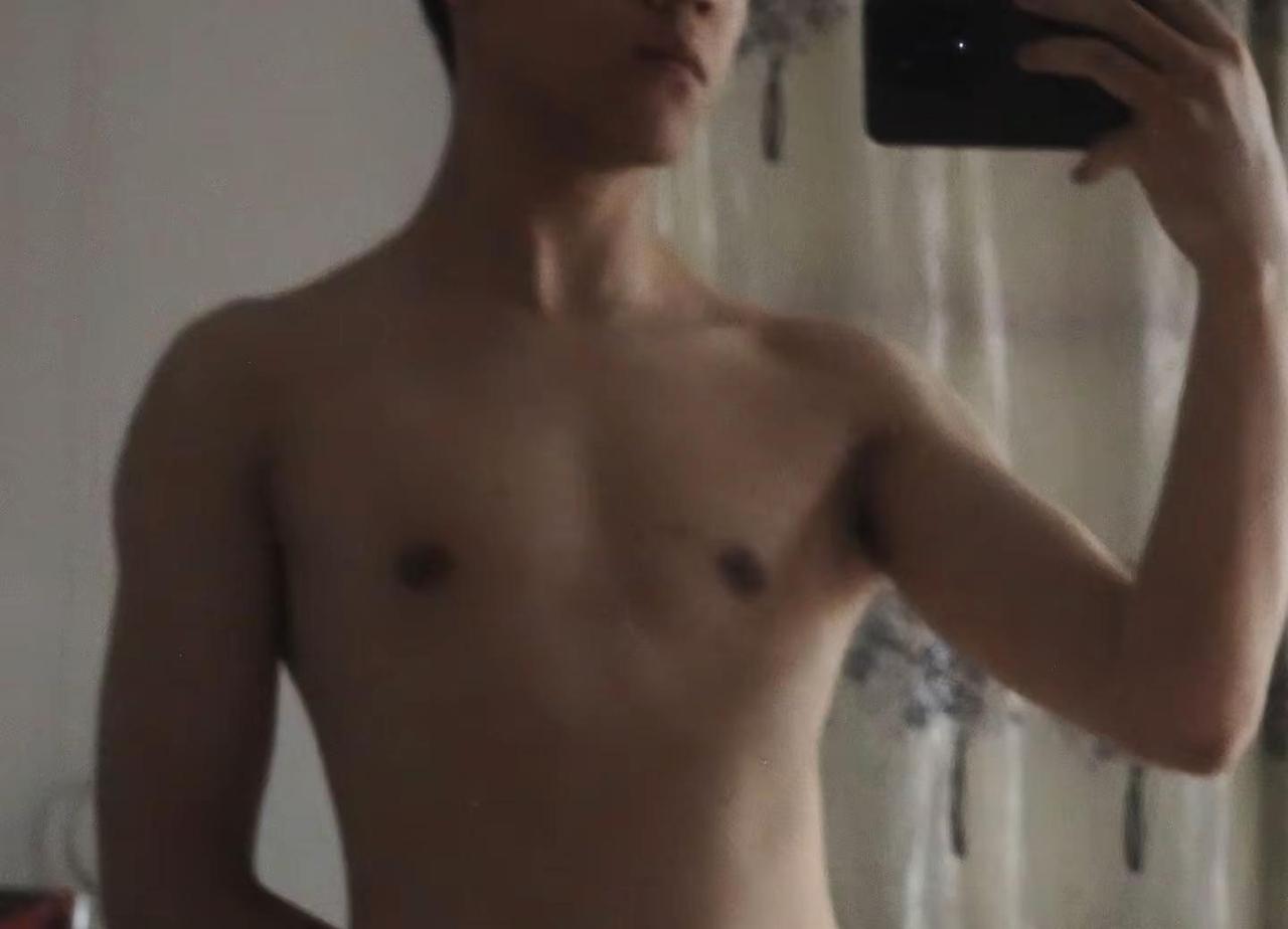游客是你，风景是我居家肌肉随拍撩起衣服没有腹肌要做一个猛男怎么分辨是瘦还