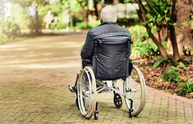 上海，一老人凌晨3点在敬老院醒后，坐上轮椅被护工推到休息区，由于老人之前摔骨折过