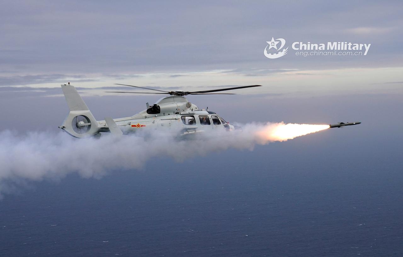 直-9D/F舰载直升机低空发射空舰导弹，这种实弹射击的照片是非常少见的。这里发射