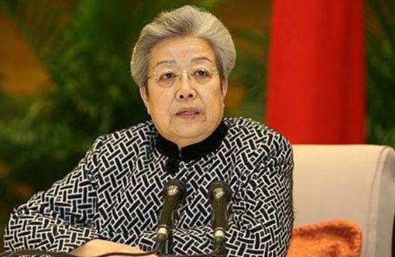 2008年3月，69岁的吴仪在人民大会堂撂下一句话，台下掌声久久不息。她说：“我