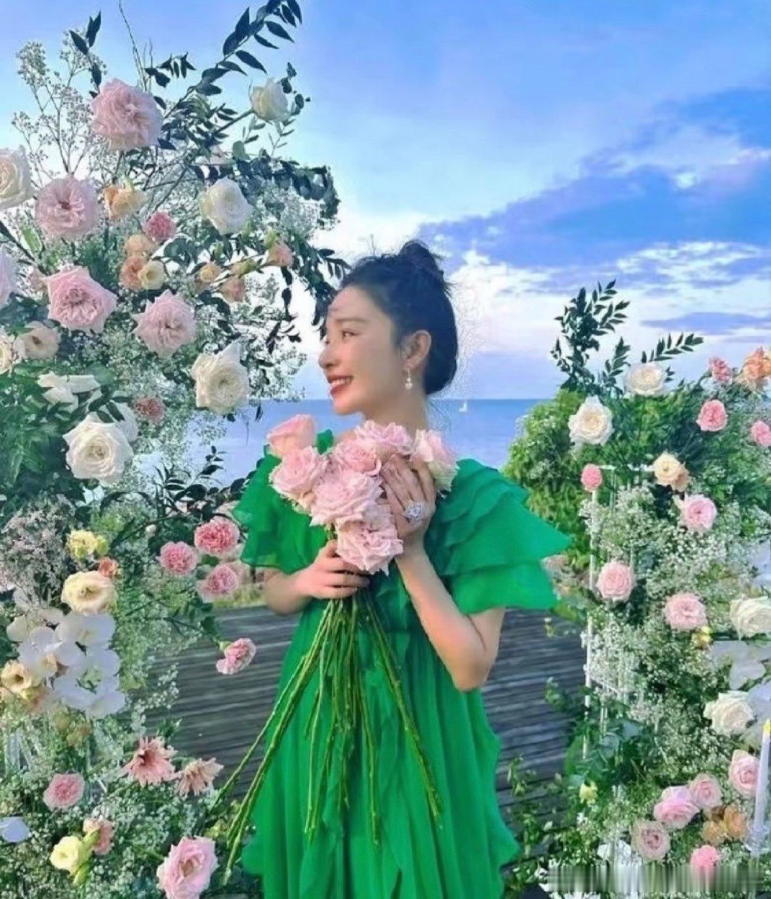 霸总偶像剧的桥段就这么活生生照进现实太甜啦！现在的阚清子满眼皆是安稳与幸福终于被