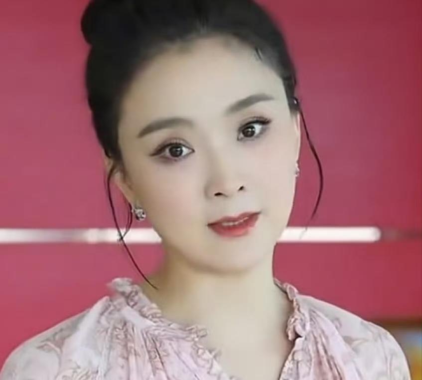 不承认不行，女明星婚后过得怎么样，看面相变化就能看出来！不信你看“晴格格”王