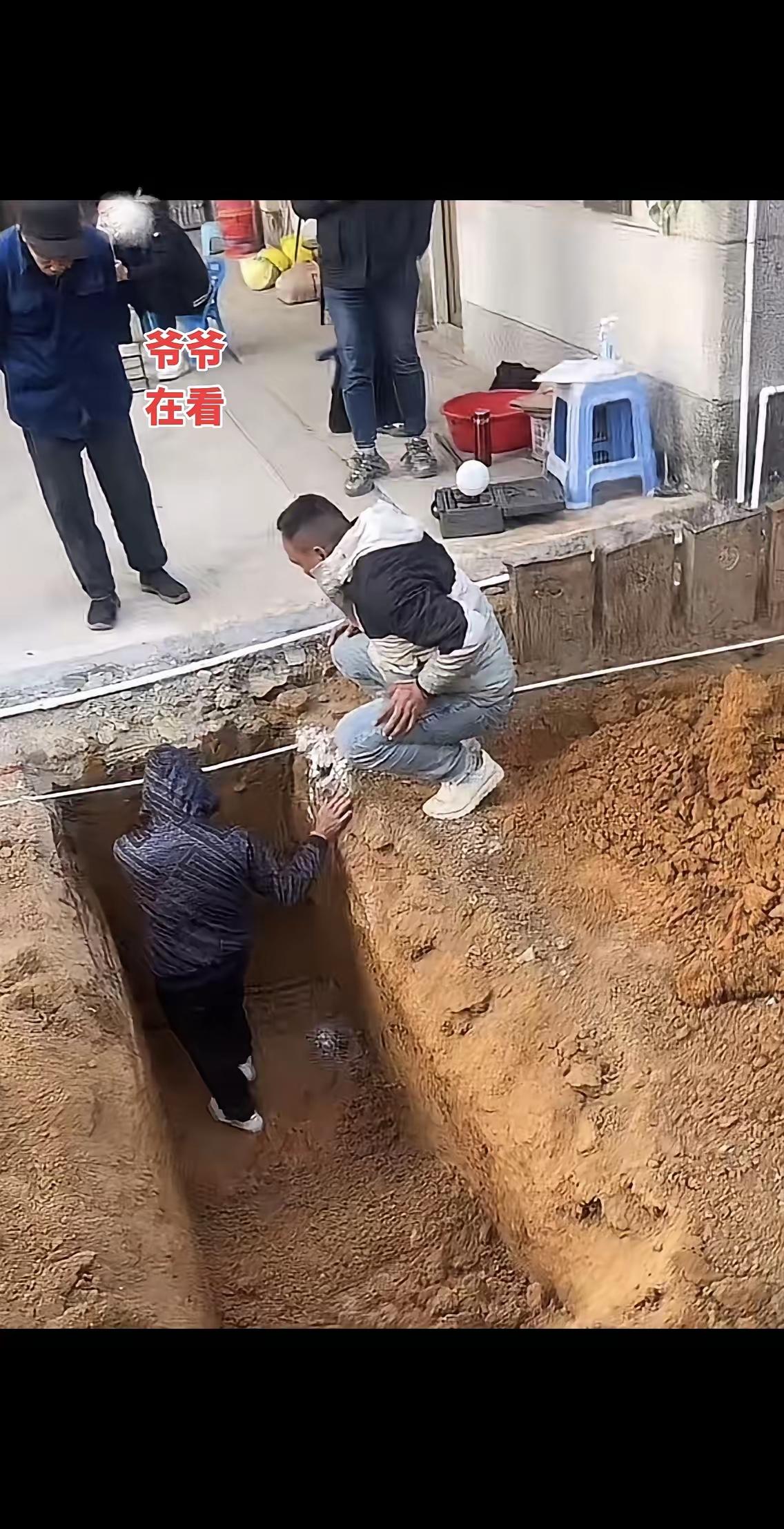 全红婵婵宝家这是又盖一幢别墅吗？拆了老房子又动工了？上回那套还在建的房子呢？还