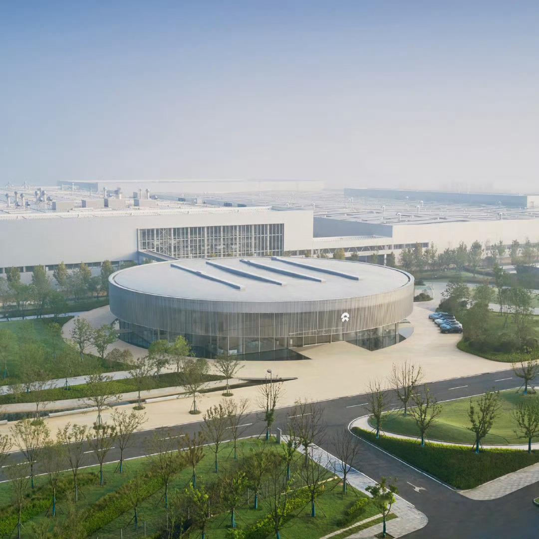 蔚来当年跟江淮合作，用江淮资质，自己建工厂，说比保时捷好，天天被喷。23年，蔚来