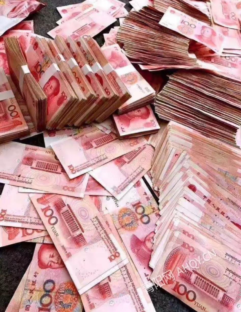 每月的退休金对老人来说，那简直是生活的底气。大部分老人退休金低于3000块，