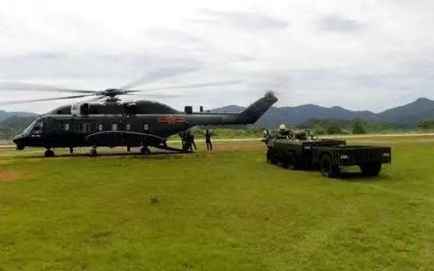 九三阅兵式上，国产直8L大型直升机将担任空中旗手，机体下方悬挂三面写着标语的巨幅