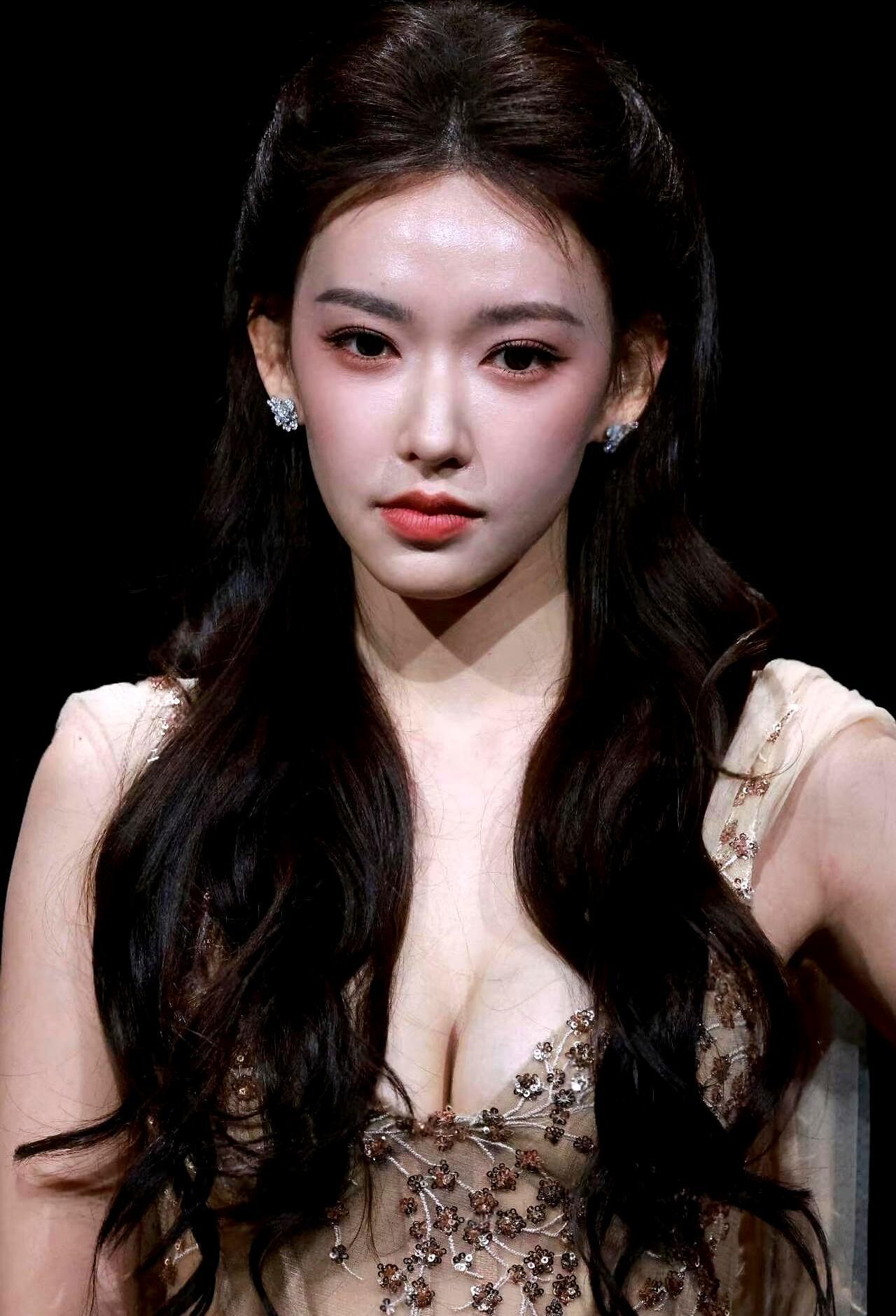 棉花糖身材变刀削肌，程潇把自己活活练成了一尊“金刚芭比”。你见过哪个女明星的转