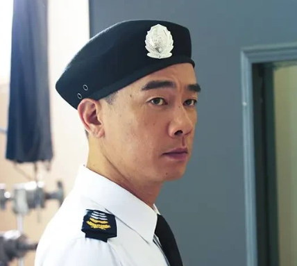 熟悉陈小春的人都知道，十年没买过车听到“国家粮仓满满”，这个硬汉眼眶通红，紧张