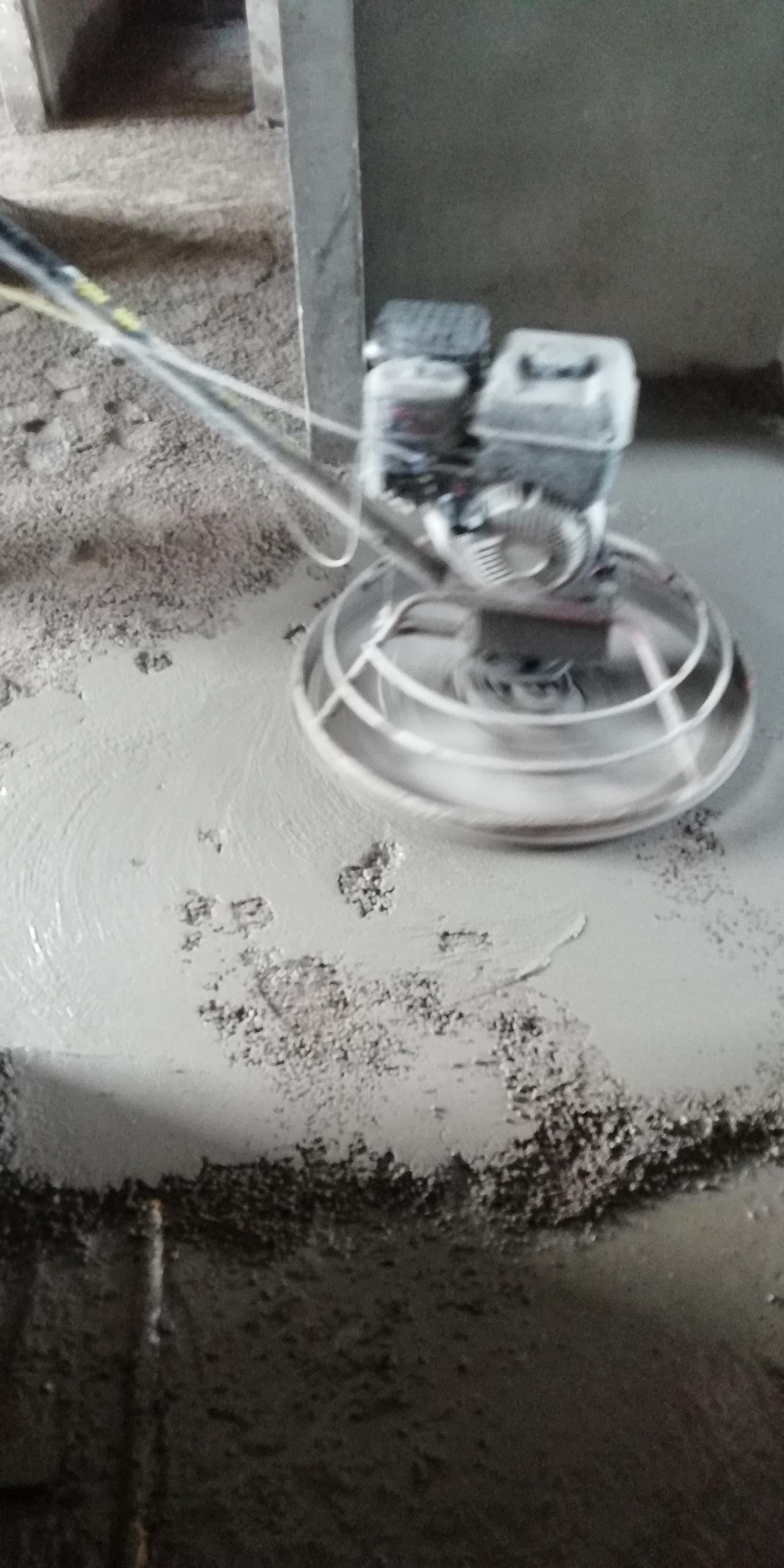 工地监理真是“摆设”？为何深夜泵车旁总有他们身影？钢筋间距的毫厘之差，又藏着怎样