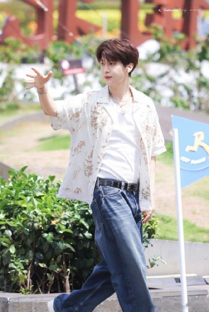 范丞丞车飞了奔跑吧跑男官宣范丞丞，他坐在小车上一本正经，结果车自己开走了。丞丞