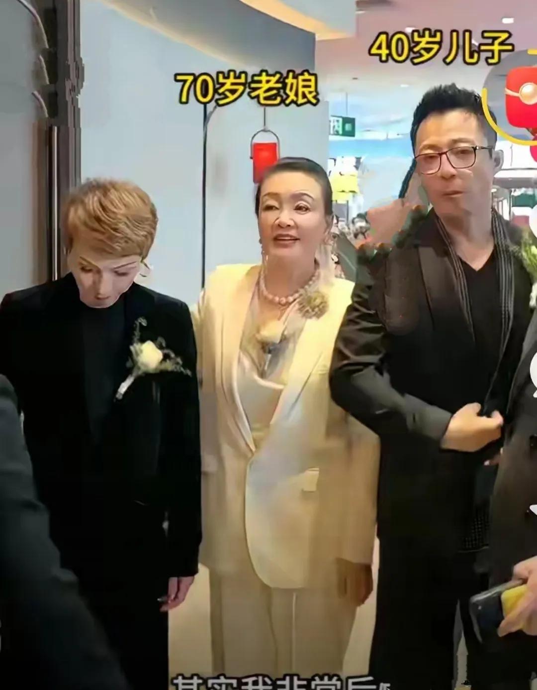 汪小菲估计也知道自己的错[捂脸哭]合照时伸着胳膊想让妈妈挎可是妈妈没有，只