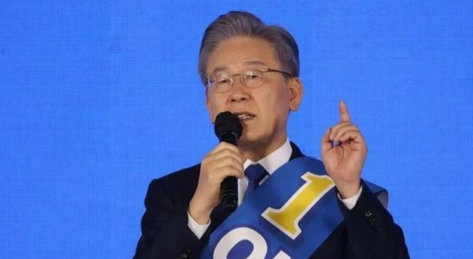 真是佩服李在明，在野时反对尹锡悦，寻死觅活，绝食十三天，一绝成名，以为是个明白主