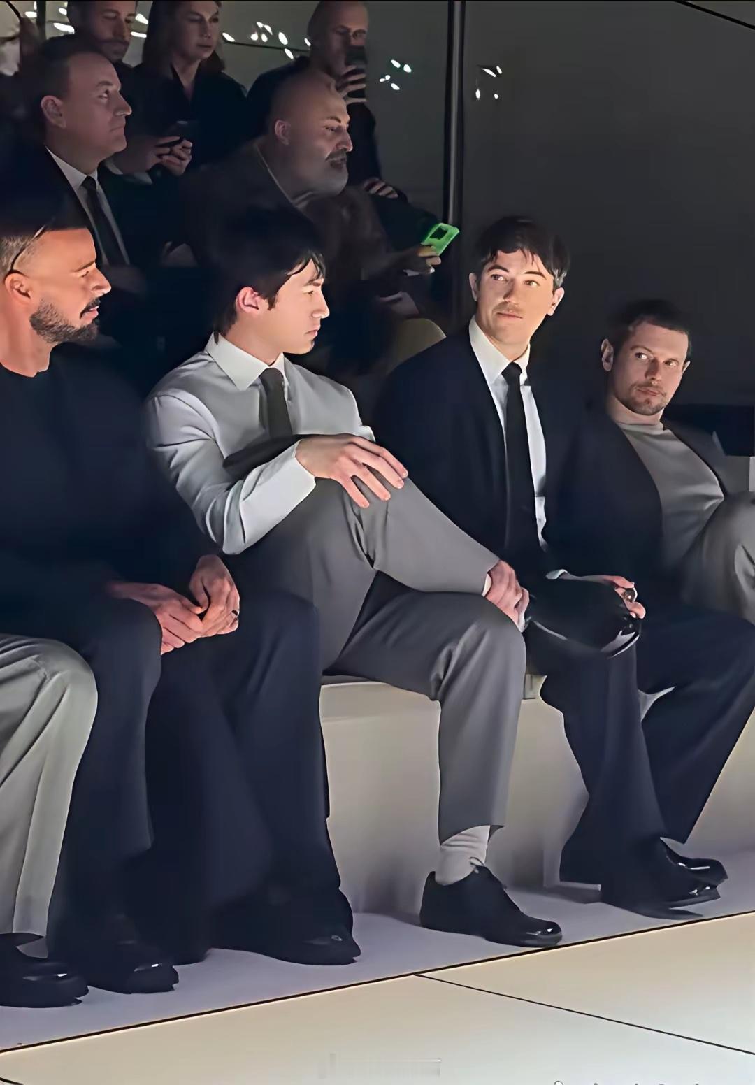 男明星看秀还是要注意点形象哦！跷二郎腿不太雅观的感觉！