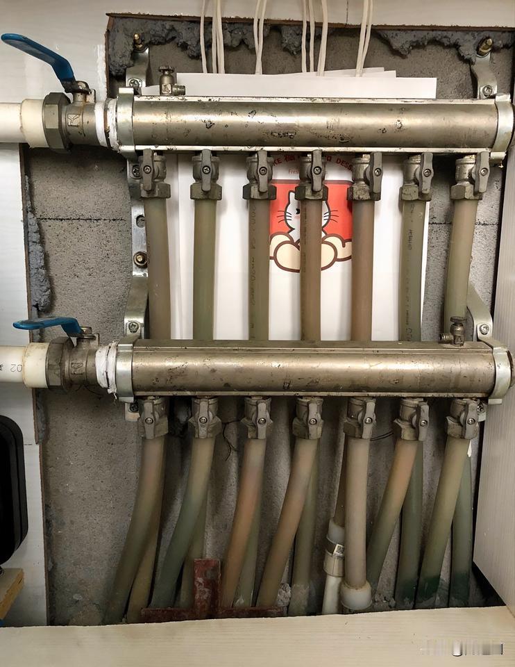 暖气片很热，但屋里一直不够热，搬来新居3年了，也续暖3年了，今天供热局来开暖气阀