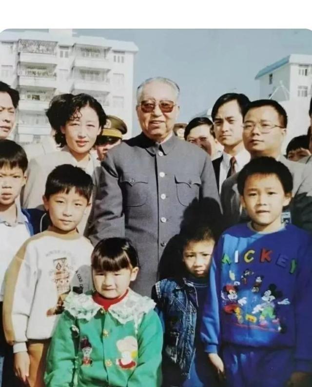 1996年，原中共中央主席华国锋同志已经75岁，这一年冬季，他去过广东深圳，媒体
