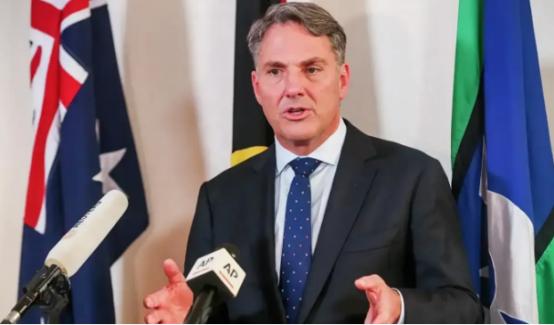 解放军长驱直入突破岛链，澳大利亚防长被吓得不轻，称冲着澳大利亚来了，对此中国回了