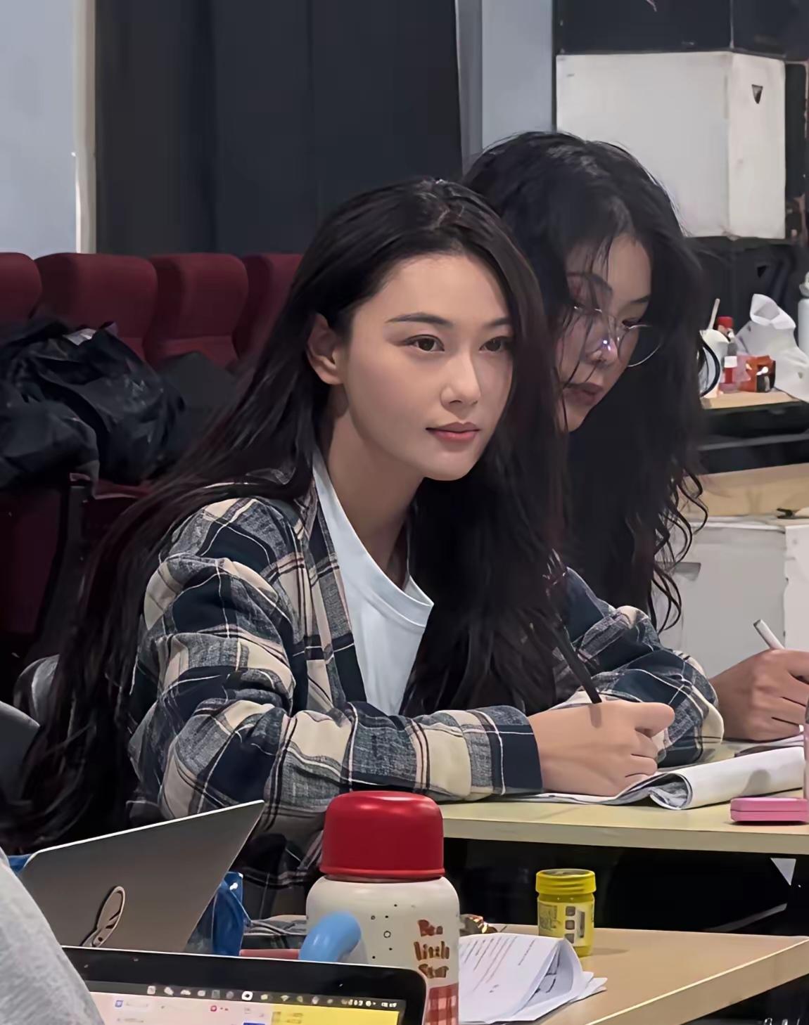 几年婚姻养得张馨予美丽动人，[赞]张馨予嫁对人啦！自从张馨予参加一个综艺节目