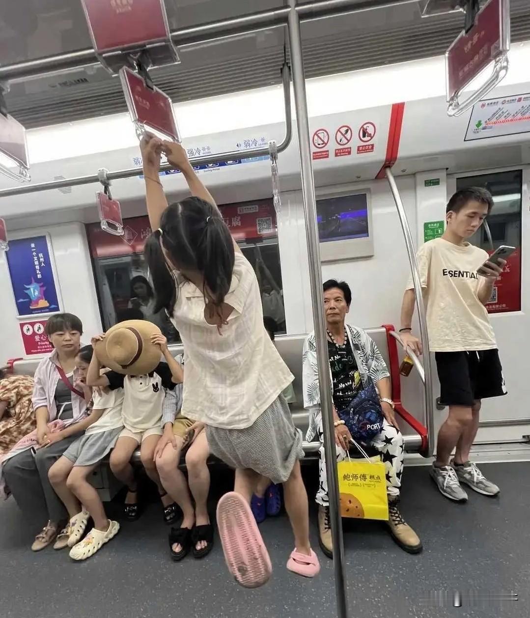 昨天挤地铁时，旁边一个穿校服的小姑娘突然靠近我，小声说：“阿姨，后面有个人一直跟