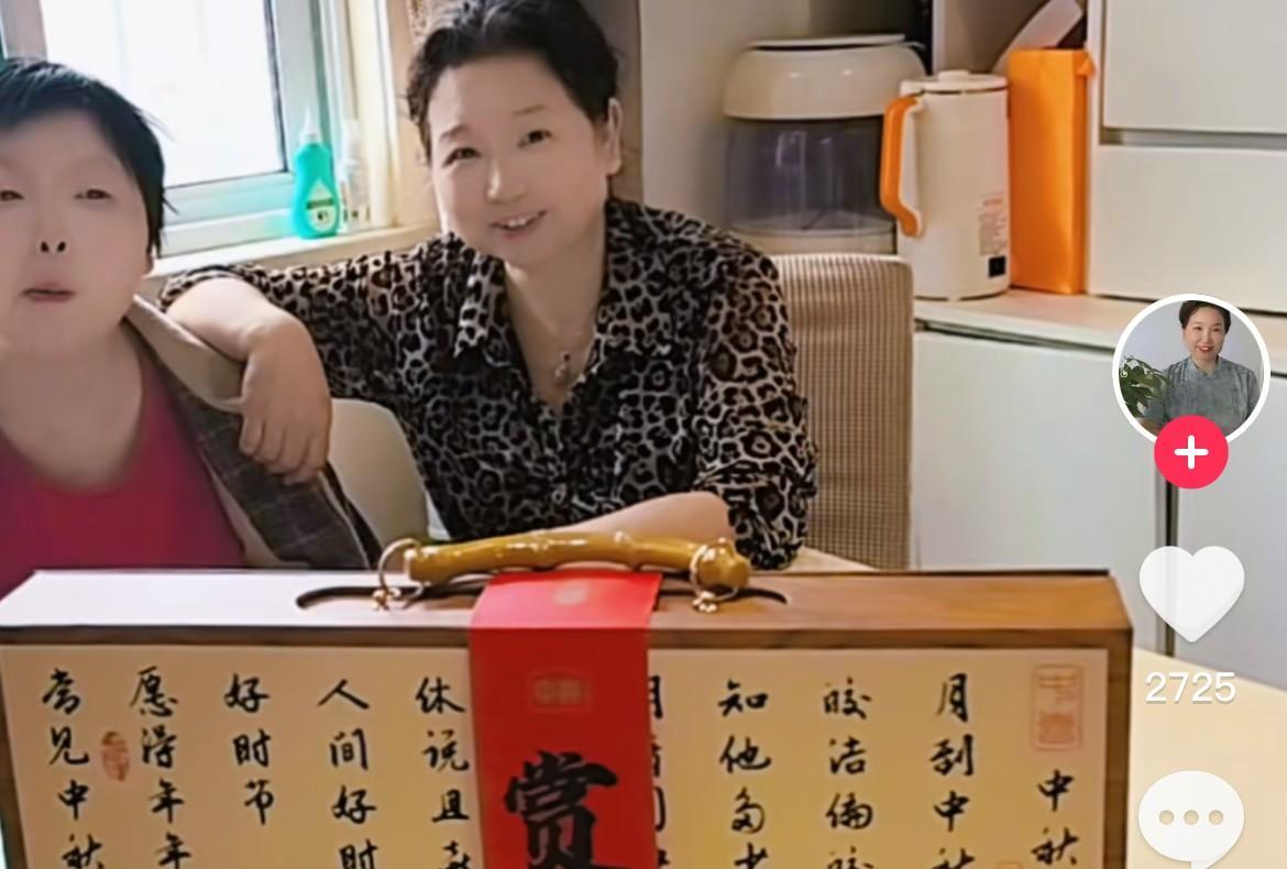 杜新枝晒出一盒包装高大上的月饼，网友们一阵猜测声，有说是郭威送的，也有说是熊磊送