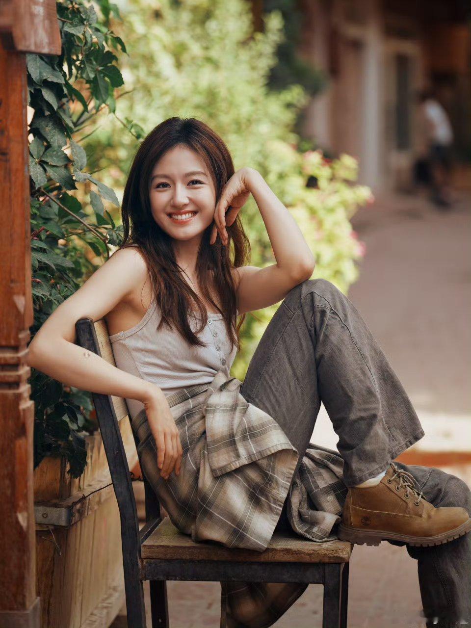 李兰迪喀什随拍，把松弛感和少女感焊在身上了，笑容很有感染力，和喀什的适配度绝了！