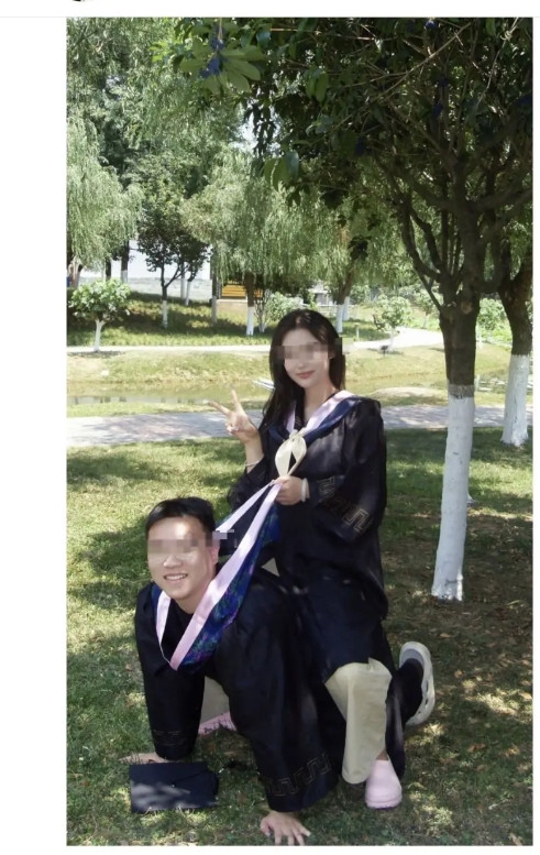 大学情侣毕业照这人真给男人们涨面子