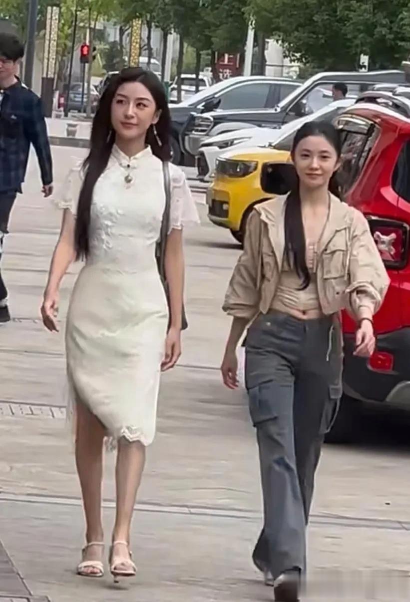 刘浩存的头真的小，腿也是真的长，觉得她的比例真的蛮好的，怪不得一出道，就能上大屏