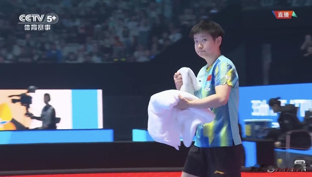 莎莎今天也穿上新的比赛服了，很好看。亚洲杯比赛今天开始了，莎莎和叶伊恬的比赛是