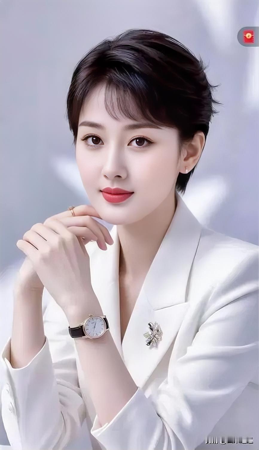 优雅白领风，精致妆容，时尚穿搭，自信满满！