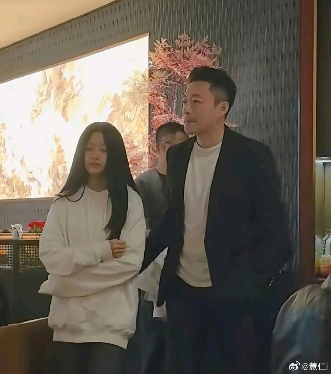 小玥儿跟大S长得几乎一样。她和汪小菲走一起时，那股气质特像早年大S。​