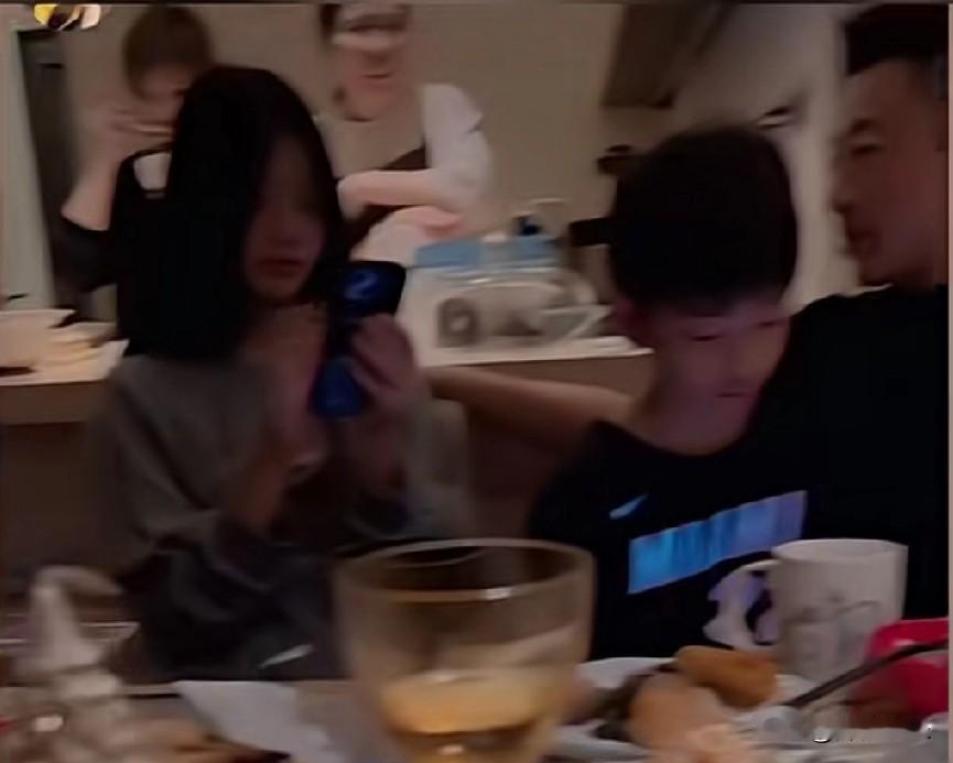 汪小菲马筱梅在湾湾家里邀请好友聚餐，玥玥和小霖霖现身。小霖霖挨着爸爸坐着非常乖巧