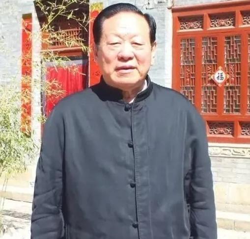 1990年，李鹏总理打电话给国家能源部副部长胡富国：“老胡啊，我今天看了报纸才知