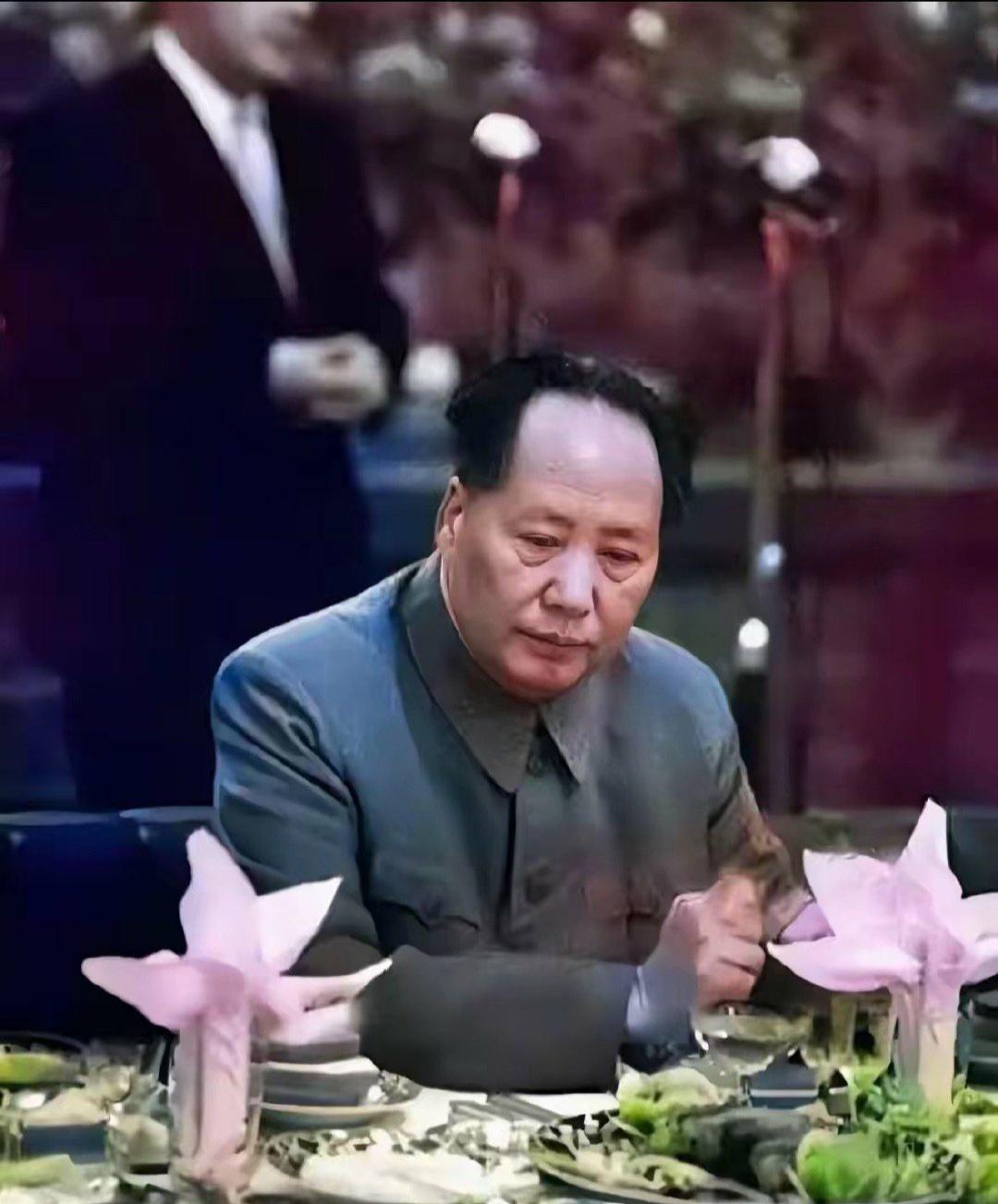 这是一张毛主席大发脾气的罕见照片！主席坐在餐桌前面，一言不发，脸色严肃，一筷未