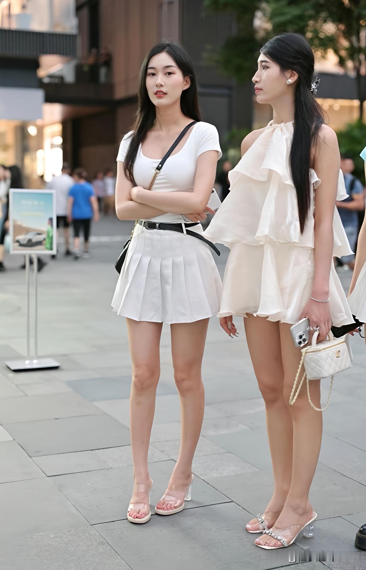 夏日穿搭指南：清爽白色裙装，甜美与优雅并存
