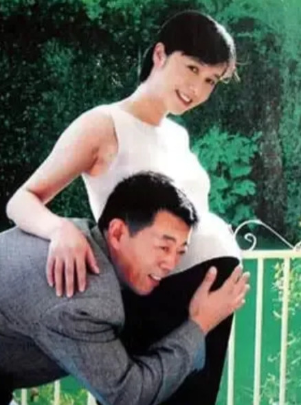 2007年，张静初正在和顾长卫探讨剧本。也许是两个人又产生了默契，因此相视而笑，