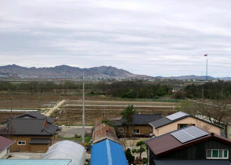 韩联社10月24日引述韩国军方消息人士称，一名未携带武器的朝鲜军人19日越过江原