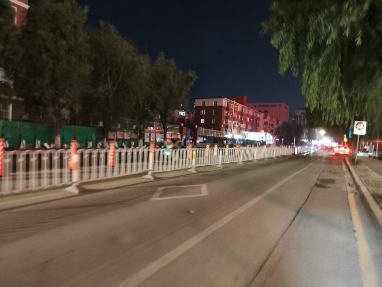沈阳砂阳路焕新修路，静待地铁通车！夜晚路过砂阳路，沿路围挡整齐排布，道路翻