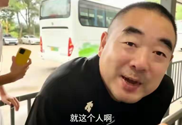对老外卑躬屈膝，对同胞恶语相向的慕田峪导游火了！大热天去慕田峪长城排队，谁不