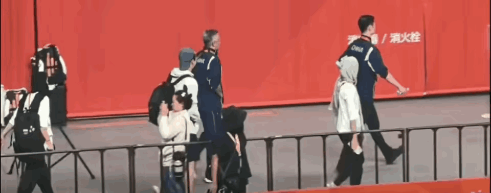 国乒男队主教练王皓情绪激动的举起双臂向看台鼓掌、乒协主席王励勤大踏步走上去安抚！