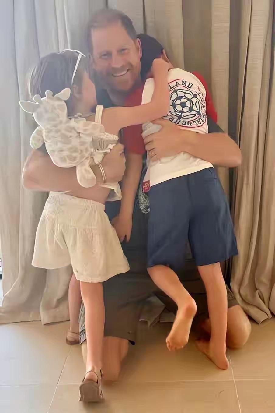 想要孩子来“绑架”查尔斯，没门！哈里和梅根的如意算盘，落空了！他们原本想通过