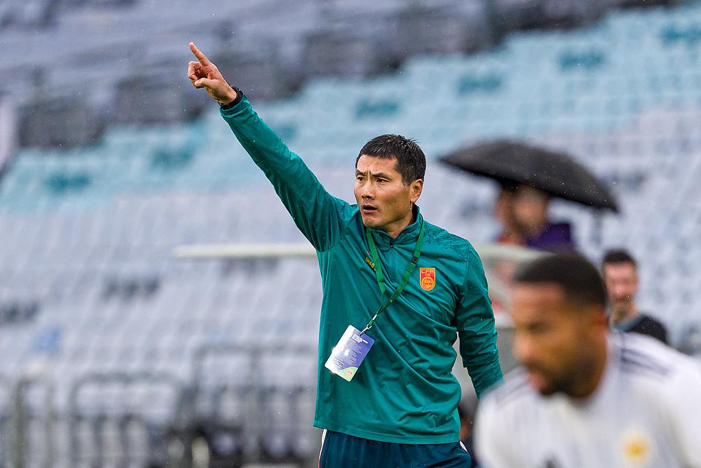 连续两场遭遇战，国足遭遇喀麦隆队或将变阵加强防守北京时间3月31日下午14点