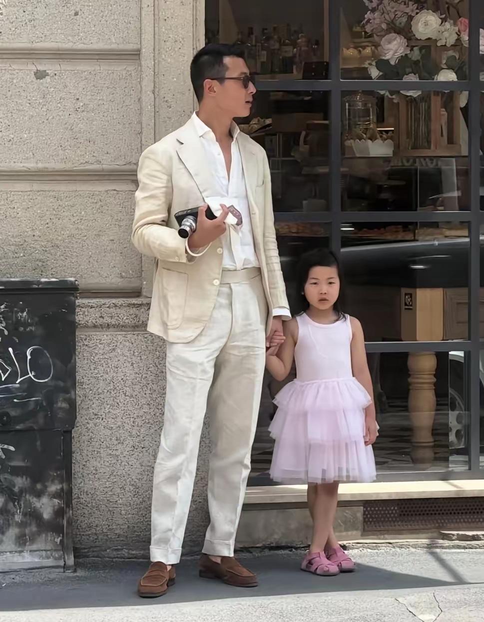 朱珠女儿小名叫王宝珠，名字朴实又接地气！完美继承爸妈的优越颜值，眉眼神似爸爸，