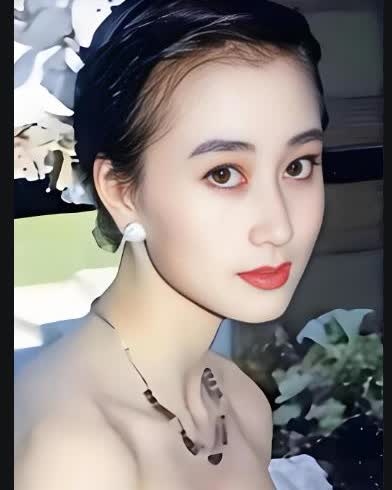 “功夫皇帝”美娇妻——利智，细腰丰臀，拥有魔鬼身材的绝代佳人众所周知，利
