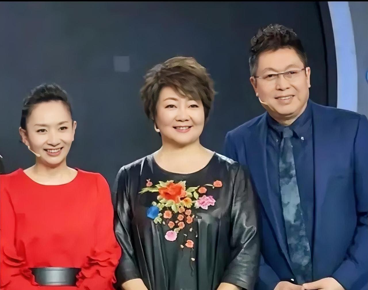 左边的是美女主持人王芳，右边西装革履的是王为念，而中间这位是谁？利落无瑕的短发，