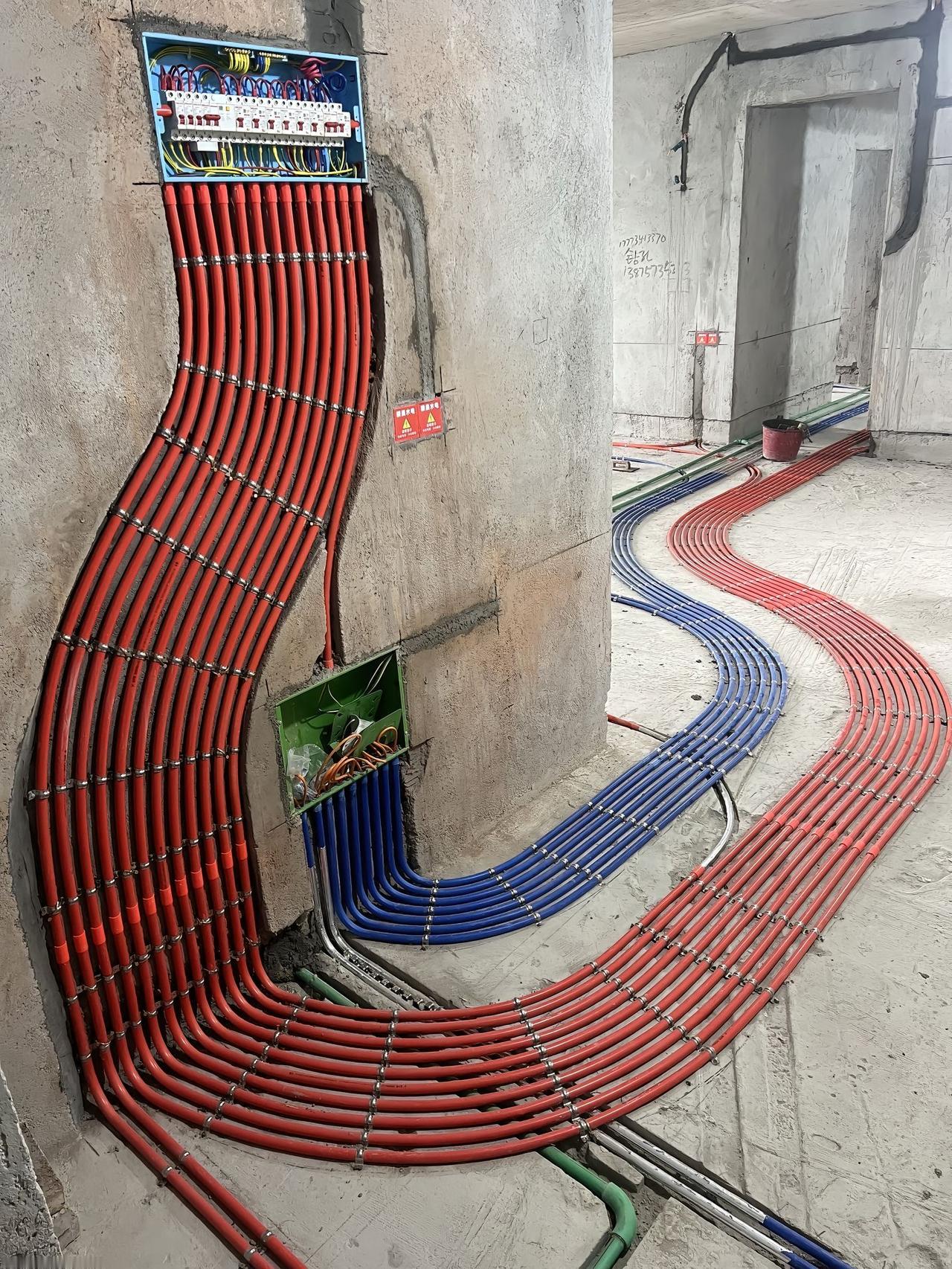 电工师傅说这活要8000，我花了3000的材料费，自己盯着做出来了。红蓝线管